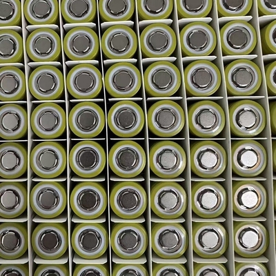21700 batteria agli ioni di litio, capacità 5000 mAh, velocità di scarica 3C 15A.